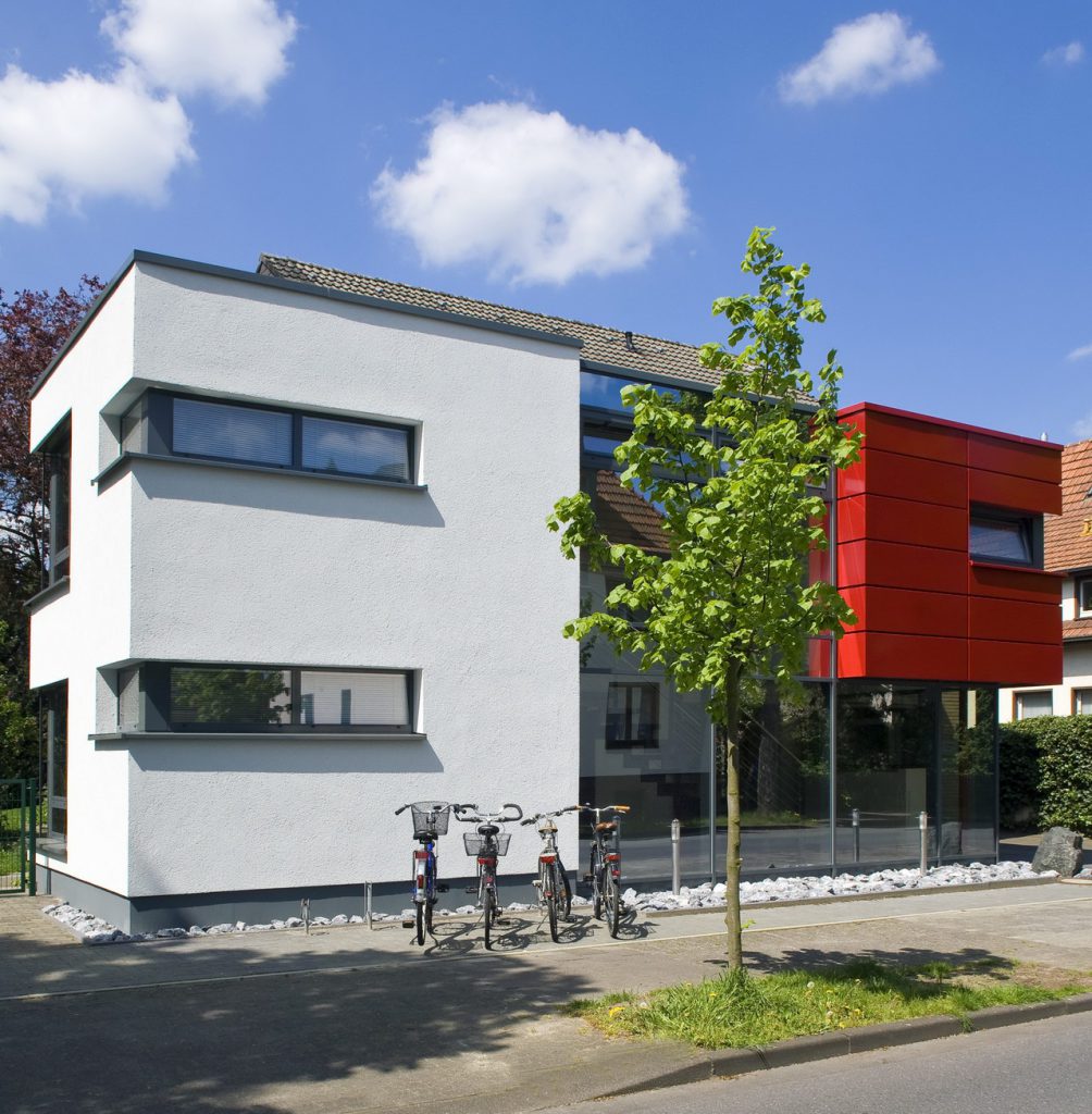 Praxis Gebäude Baum Fahrrad Fenster